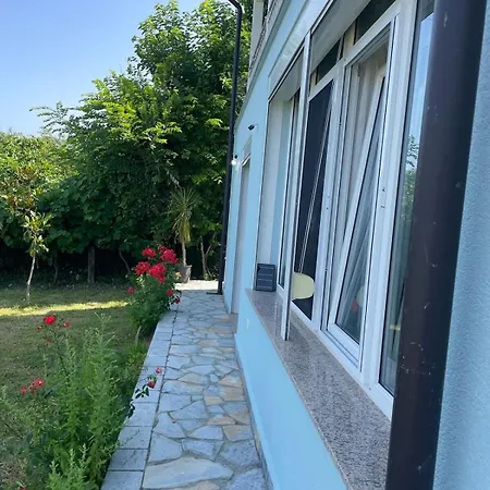 Village Getaway Kallmet i Madh